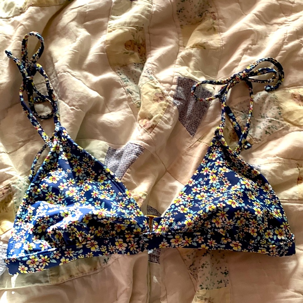 adjustable blue flower bikini top, size M